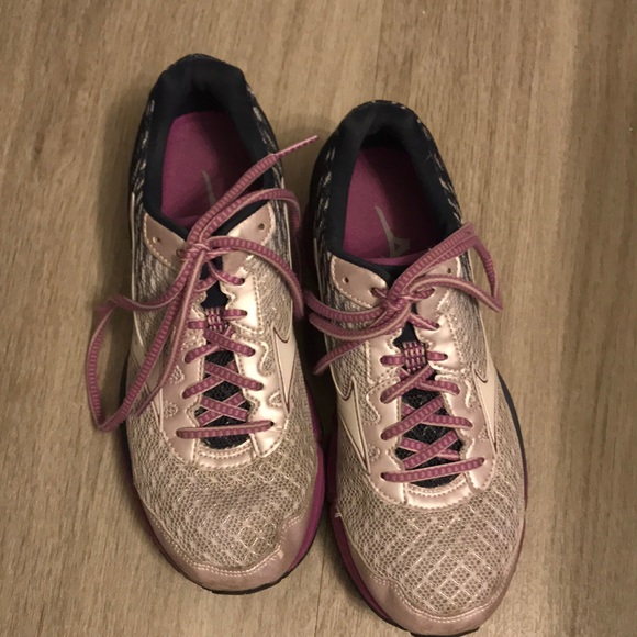 Shoes - Women’s mizuno wave rider 19. Size 8.